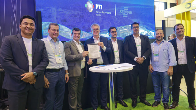 Assinatura do convênio no lançamento do Programa Cidades Inteligentes, durante o Smart City Expo Curitiba