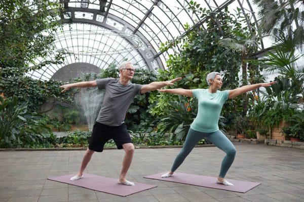 Um estudo dos EUA mostra que a combinação de posturas, respiração e mantras promovida pela yoga reduz o estresse e estímulo o cérebro