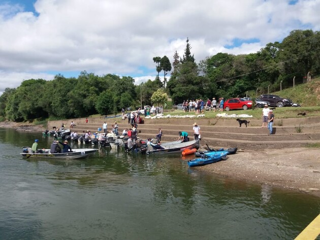 O Projeto Rio Limpo é dedicado à limpeza do Rio Iguaçu e de seus afluentes