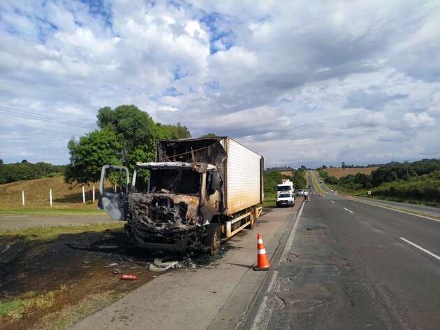Um caminhão pegou fogo no começo da tarde dessa terça-feira (23), no km 275, da PR-151, em Castro, nos Campos Gerais