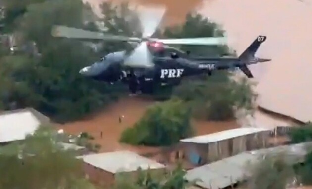Segundo a corporação, o helicóptero foi enviado ao RS no dia 1º, mas só chegou às áreas afetadas pelas chuvas na sexta-feira (3) devido ao mau tempo