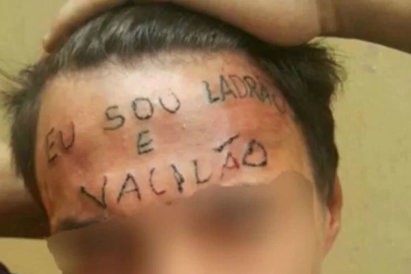 Jovem teve a testa tatuada por dois homens, em 2017