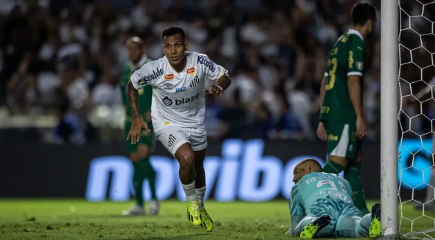 Otero comemora o gol de cabeça marcado contra o Palmeiras, na Vila Belmiro