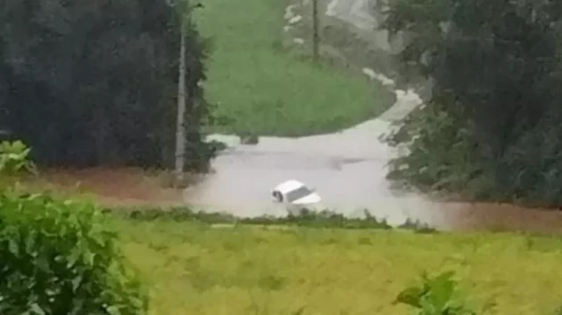 O carro do casal foi levado pela correnteza durante o temporal no Paraná