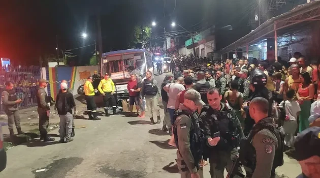 Micro-ônibus atropela pessoas durante procissão em Jaboatão dos Guararapes