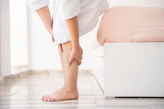 Braços e pernas inchados podem ser sintomas, por exemplo, de linfedema, uma doença crônica causada por uma alteração no sistema linfático