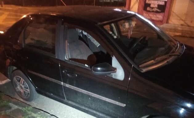 Um homem foi preso na noite dessa quinta-feira (18) suspeito de ter quebrado o vidro da janela de um carro