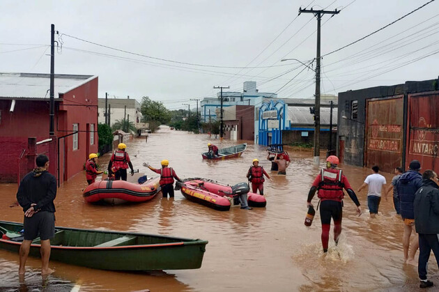 A força-tarefa do Paraná paranaense resgatou mais de 140 pessoas nesta sexta-feira
