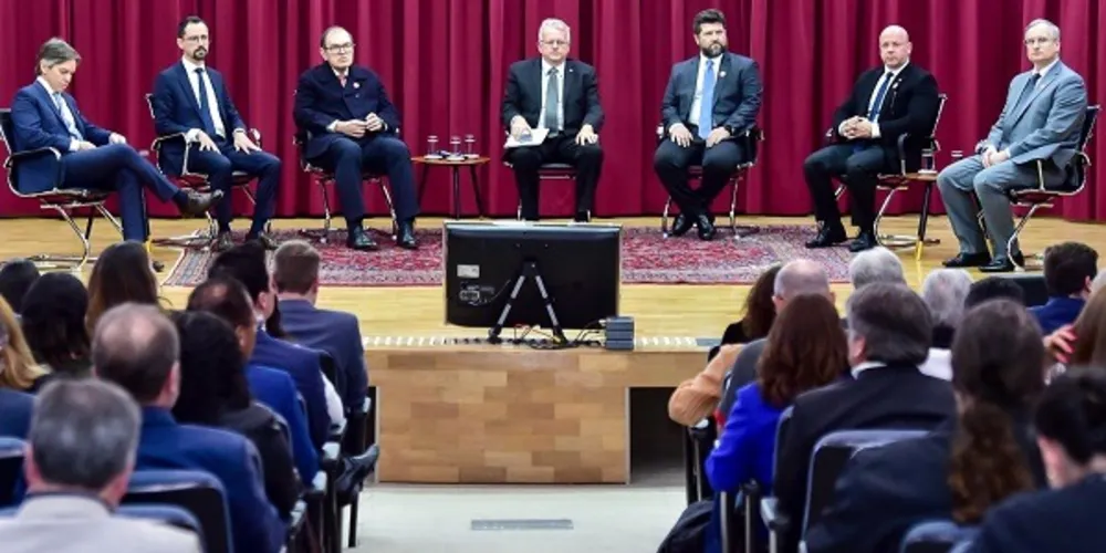 Acordo institucional foi assinado por várias lideranças