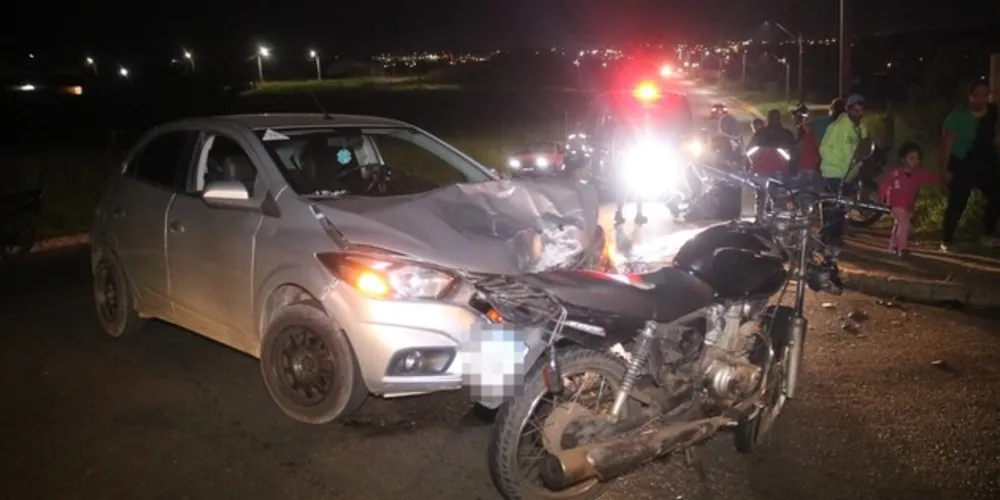 Colisão frontal aconteceu na noite desta sexta-feira (10), na vila Costa Rica