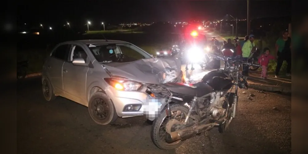 Colisão frontal aconteceu na noite desta sexta-feira (10), na vila Costa Rica