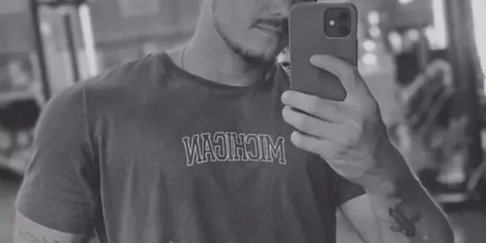 O ciclista tentava desviar de uma carreta com pane mecânica no acostamento, quando acabou caindo