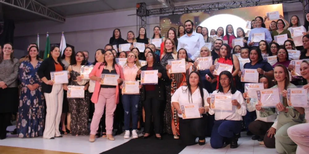 A escola tem capacidade para acolher 20 alunas por turno, e as aulas são ministradas nos períodos da manhã, tarde e noite