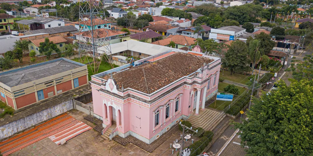 As telhas de cerâmica, semelhantes às originais, serão mantidas, assim como o forro de madeira