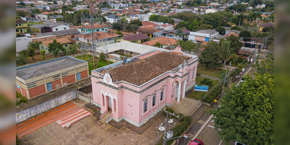 As telhas de cerâmica, semelhantes às originais, serão mantidas, assim como o forro de madeira