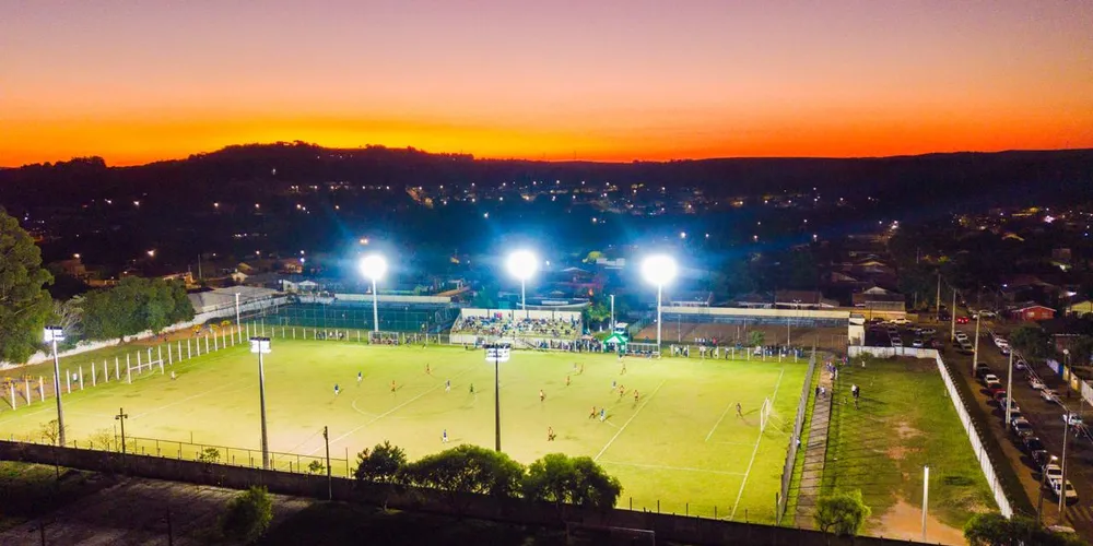 A inauguração ocorreu antes da final do campeonato amador de futebol de campo