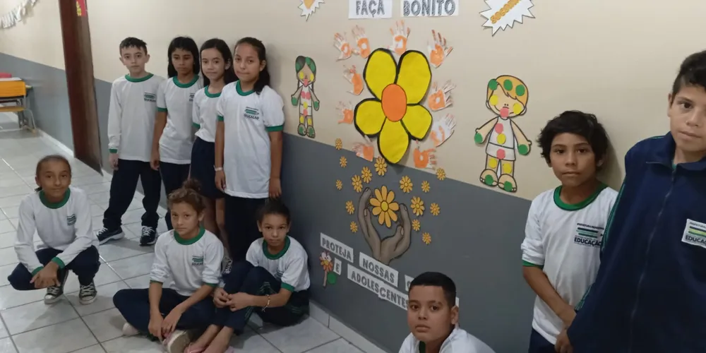 Trabalho teve atividades impressas, músicas, cartazes e caminhada na praça