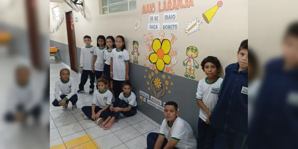 Trabalho teve atividades impressas, músicas, cartazes e caminhada na praça