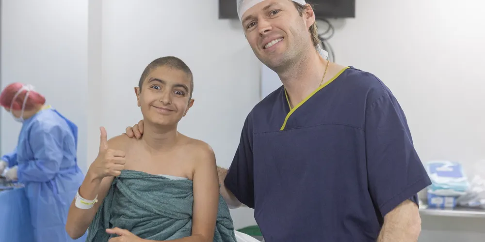 Paciente Calebe Pinheiro, 12 anos, e o cirurgião plástico Dr. Eduardo Silva