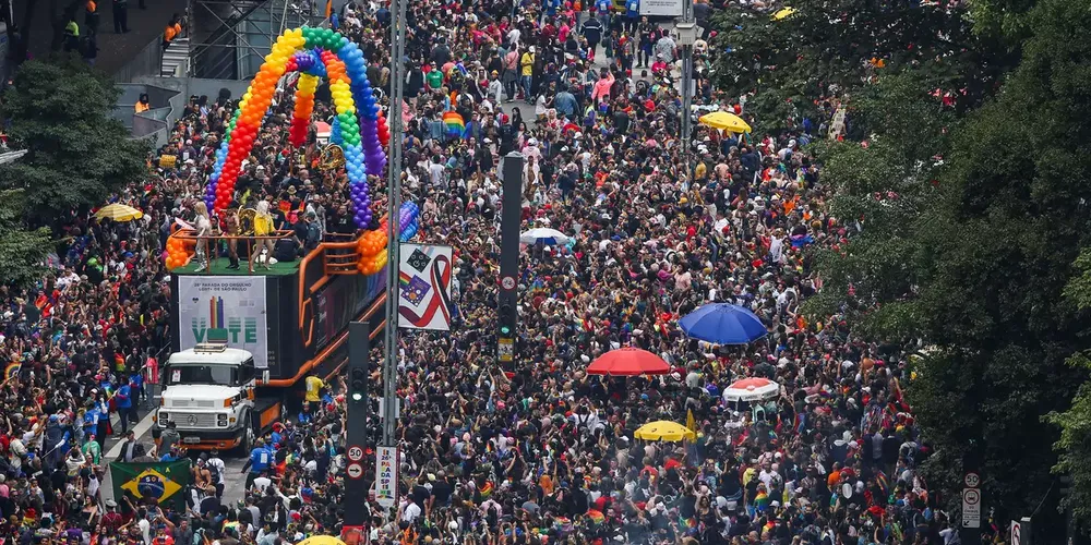 O apelo para que o público incorporasse as cores da bandeira nacional partiu da própria organização da parada