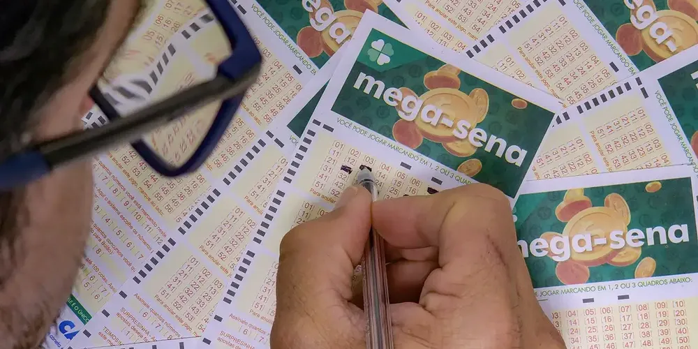 As seis dezenas do concurso 2.735 da Mega-Sena serão sorteadas, nesta terça-feira (11),  a partir das 20h (horário de Brasília)
