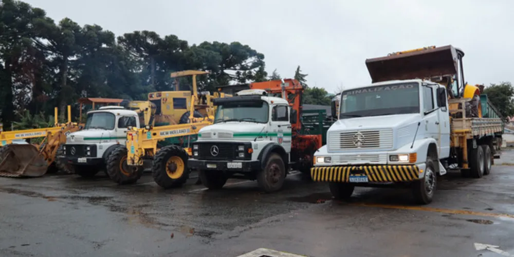 Governo do Paraná envia caminhões, escavadeiras, moto niveladoras e tratores para ajudar a liberar tráfego nas estradas do Rio Grande do Sul