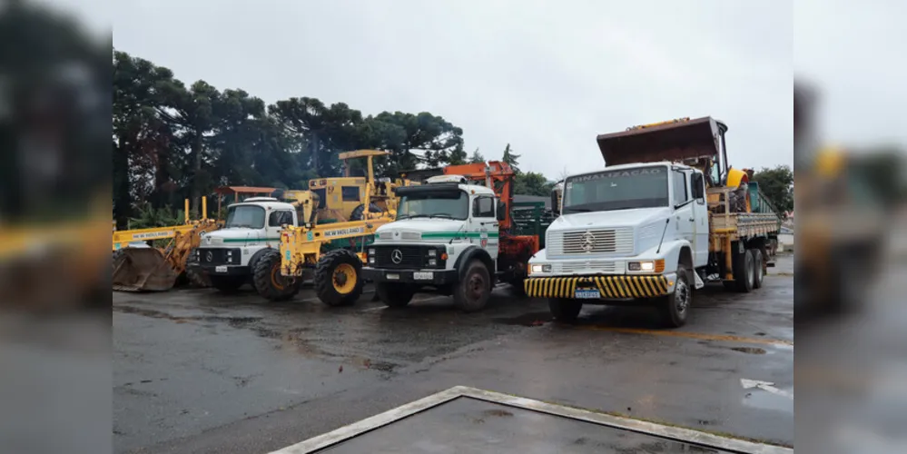 Governo do Paraná envia caminhões, escavadeiras, moto niveladoras e tratores para ajudar a liberar tráfego nas estradas do Rio Grande do Sul