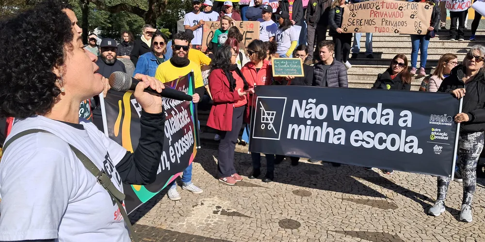 Cartazes com a mensagem 'Nossa escola não está à venda' foram apresentados