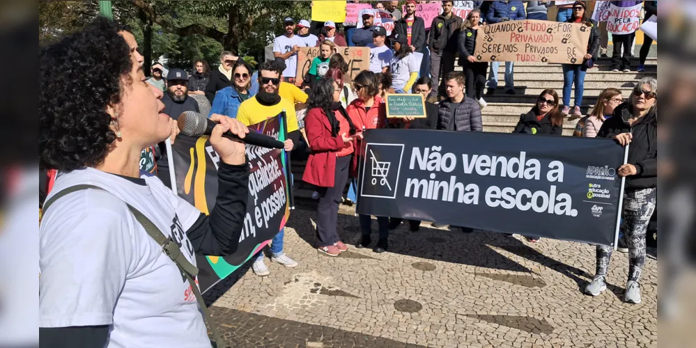 Cartazes com a mensagem 'Nossa escola não está à venda' foram apresentados