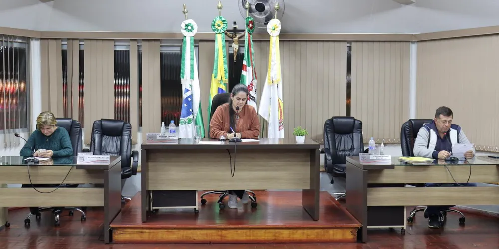 A adequação também aborda questões como horas extras