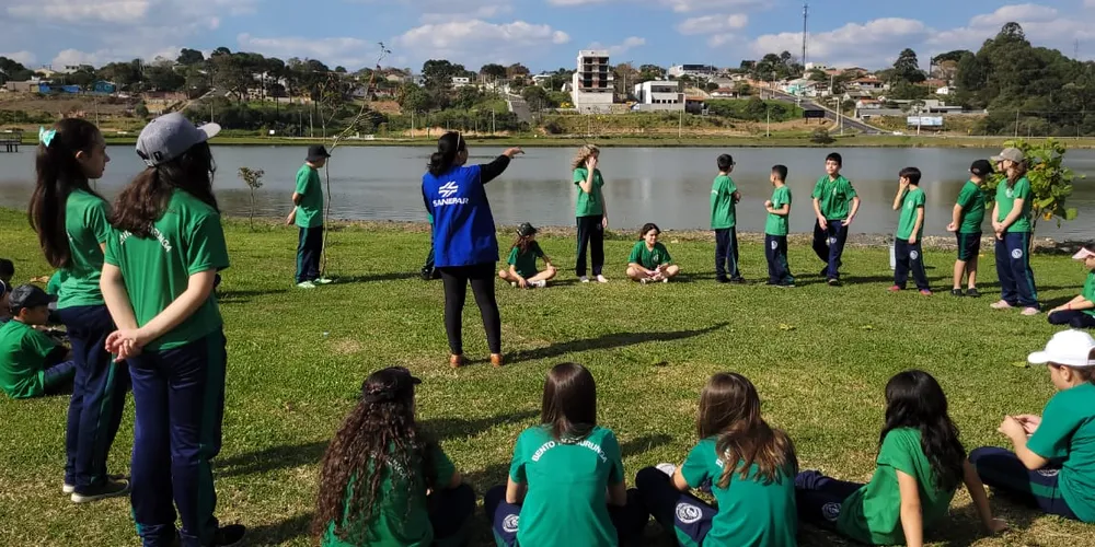 Orientados pela equipe de educação socioambiental da Sanepar, o grupo realizou a coleta de amostras