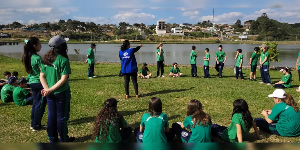 Orientados pela equipe de educação socioambiental da Sanepar, o grupo realizou a coleta de amostras