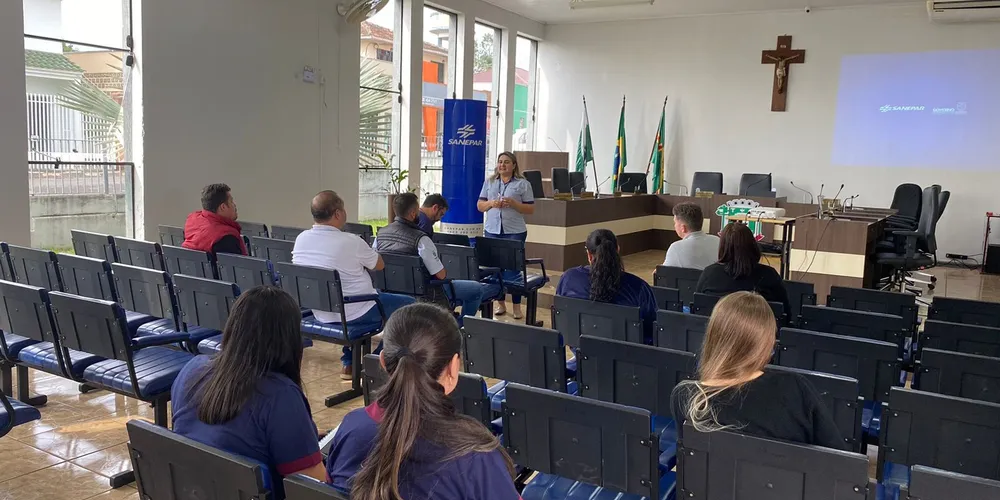 As informações sobre como fazer a ligação correta à rede coletora de esgoto já estão sendo repassadas aos moradores