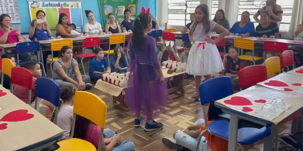 A encenação de um teatro foi uma das atividades realizadas pela turma