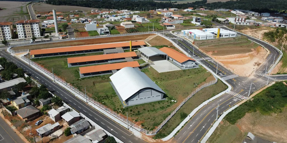 A Escola Municipal recebeu um investimento de R$ 12,6 milhões, enquanto o CMEI recebeu R$ 3,9 milhões