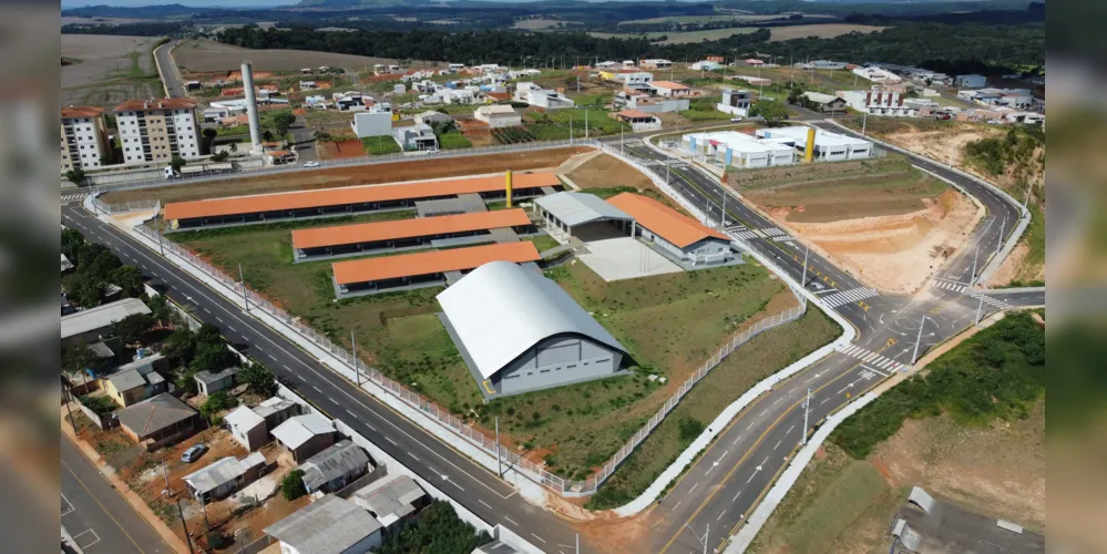 A Escola Municipal recebeu um investimento de R$ 12,6 milhões, enquanto o CMEI recebeu R$ 3,9 milhões