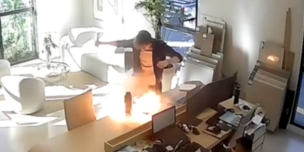 Lucas rapidamente desconecta o celular da tomada para evitar maiores danos