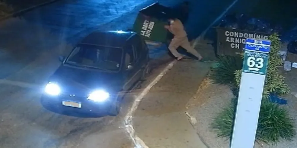 A ação dos criminosos, que durou cerca de três minutos, foi capturada pelas câmeras de segurança