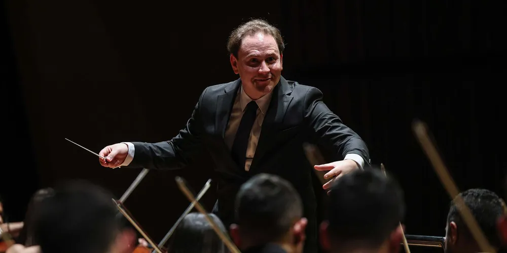 A Orquestra Sinfônica do Paraná recebe o maestro venezuelano Christian Vásquez.