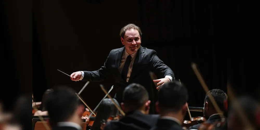 A Orquestra Sinfônica do Paraná recebe o maestro venezuelano Christian Vásquez.