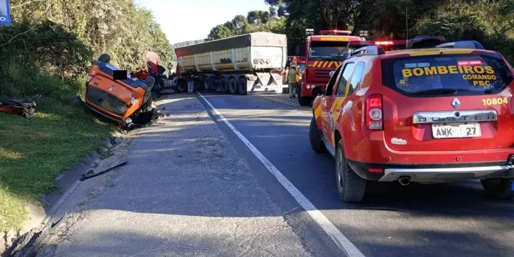 Segundo testemunhas, o táxi chegou a capotar após bater contra o caminhão.