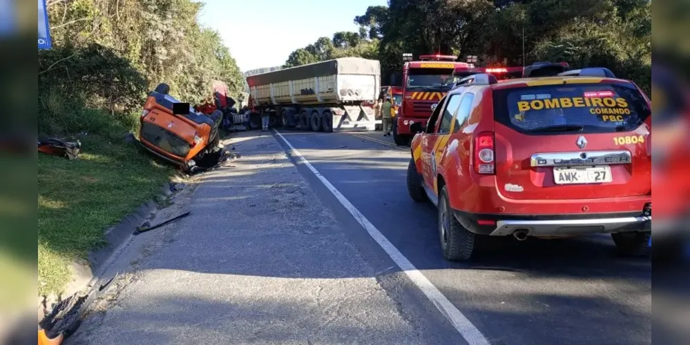 Segundo testemunhas, o táxi chegou a capotar após bater contra o caminhão.