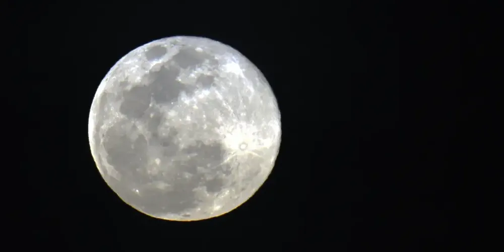 A Lua Cheia parece 6% maior e 13% mais brilhante do que uma lua cheia média