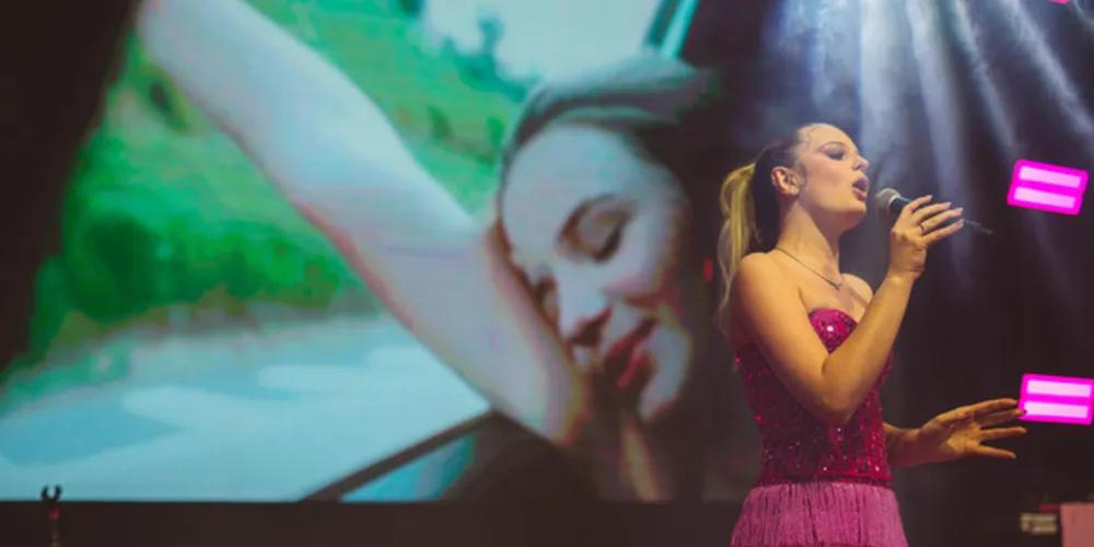 Além de completar 15 anos de idade, a artista lançou o single (In)Segura.