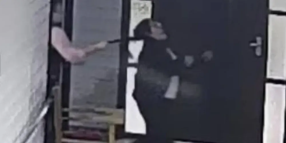 Ela dá poucos passos e é contida pelo puxão de cabelo