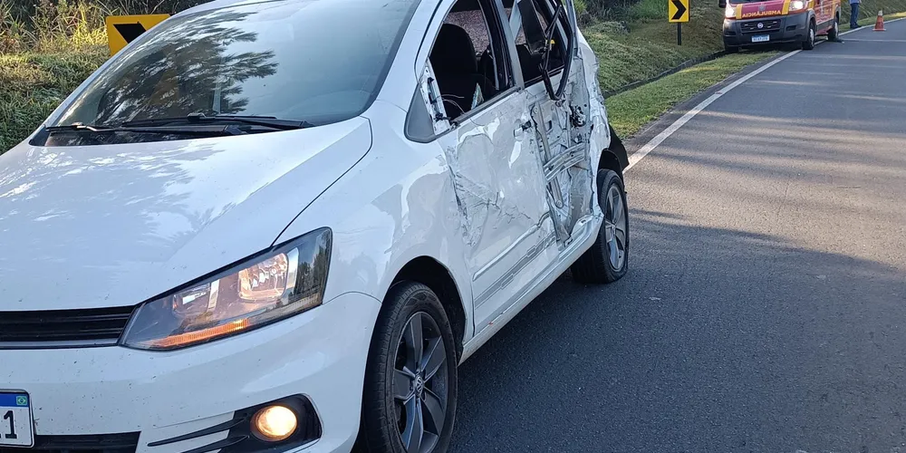 Veículo Fox atingido pelo ônibus