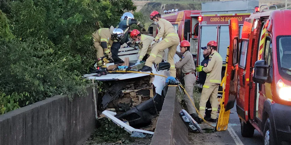 Carro ficou preso na área de travessia de pedestres