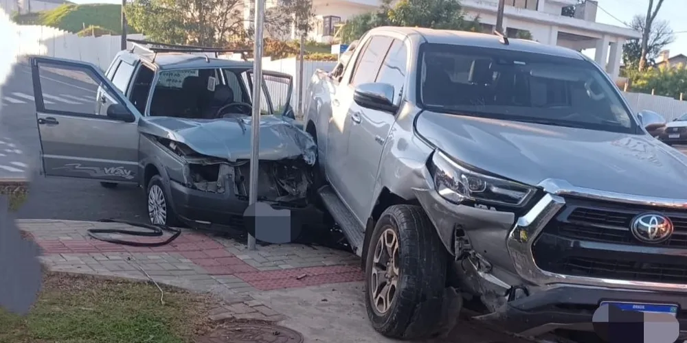 Passageiro do Fiat e motorista da Hilux não se feriram