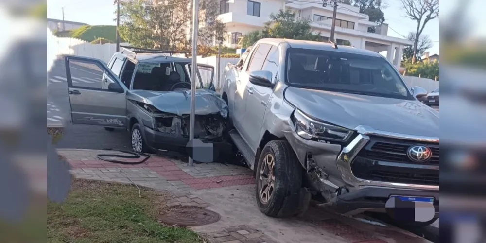 Passageiro do Fiat e motorista da Hilux não se feriram