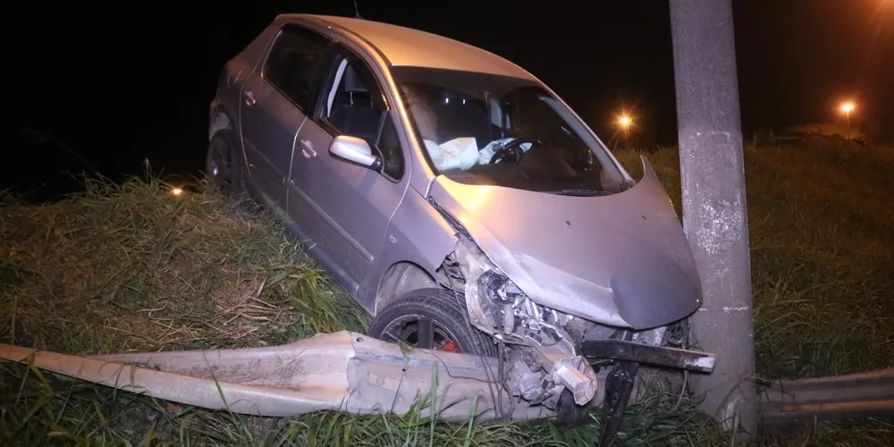 Choque contra anteparo aconteceu no viaduto Eurico Batista Rosas